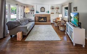 Celebration Chalet! Quant, Cozy, A Few Blocks From Bsu And Close To Downtown Boise, Fireplace, 4 Beds, And Seating For 6 Pets Welcome!
